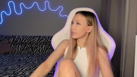 Snapshot of neyrmina chatting on 03.07.25 Mina online show from 03.07.25