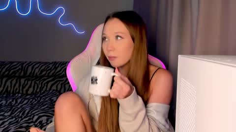 Snapshot of neyrmina chatting on 09.19.25 Mina online show from 09.19.25