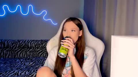 Snapshot of neyrmina chatting on 10.27.25 Mina online show from 10.27.25