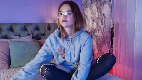 Snapshot of nia__s chatting on 12.14.25 Nia online show from 12.14.25