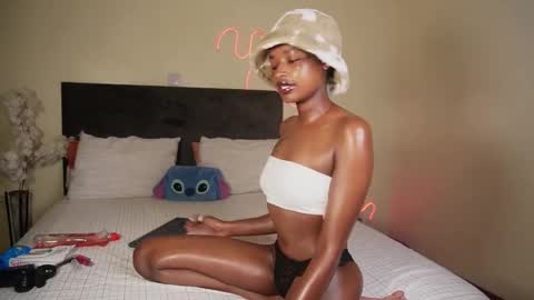 Snapshot of nia_bell chatting on 12.23.24 kikiNiaAria online show from 12.23.24