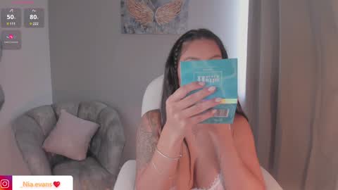 Snapshot of niaevans_x chatting on 01.05.25 Nia online show from 01.05.25