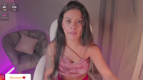 Snapshot of niaevans_x chatting on 01.07.25 Nia online show from 01.07.25