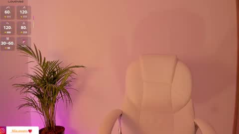 Snapshot of niaevans_x chatting on 02.26.25 Nia online show from 02.26.25