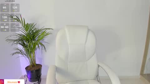 Snapshot of niaevans_x chatting on 03.03.25 Nia online show from 03.03.25