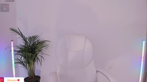 Snapshot of niaevans_x chatting on 03.04.25 Nia online show from 03.04.25