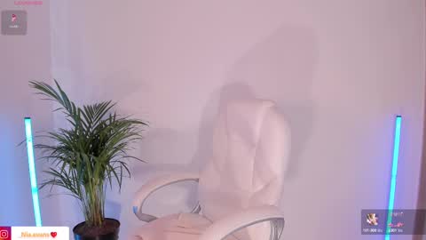 Snapshot of niaevans_x chatting on 03.07.25 Nia online show from 03.07.25