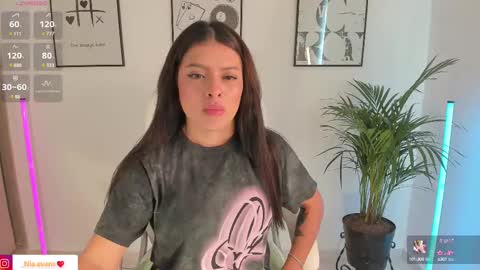 Snapshot of niaevans_x chatting on 03.12.25 Nia online show from 03.12.25