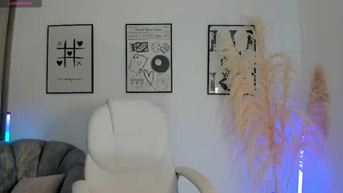 Snapshot of niaevans_x chatting on 09.16.25 Nia online show from 09.16.25