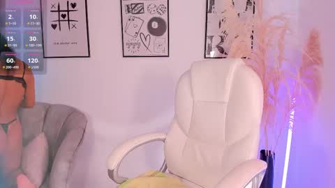 Snapshot of niaevans_x chatting on 09.17.25 Nia online show from 09.17.25