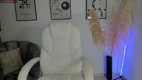 Snapshot of niaevans_x chatting on 10.03.25 Nia online show from 10.03.25