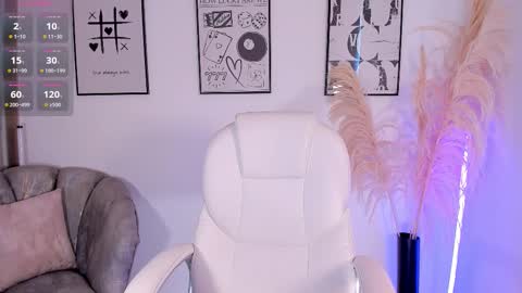 Snapshot of niaevans_x chatting on 10.06.25 Nia online show from 10.06.25