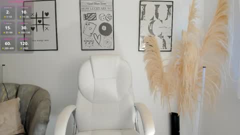 Snapshot of niaevans_x chatting on 10.14.25 Nia online show from 10.14.25