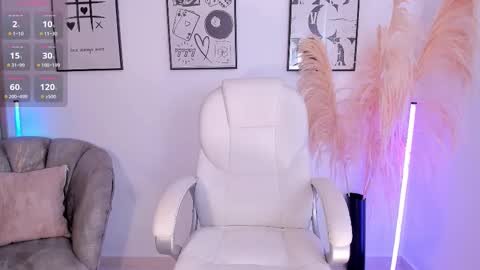 Snapshot of niaevans_x chatting on 10.15.25 Nia online show from 10.15.25