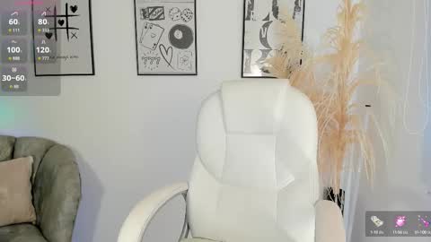 Snapshot of niaevans_x chatting on 10.20.25 Nia online show from 10.20.25