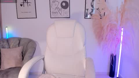 Snapshot of niaevans_x chatting on 11.01.25 Nia online show from 11.01.25