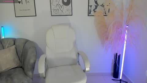 Snapshot of niaevans_x chatting on 11.06.25 Nia online show from 11.06.25