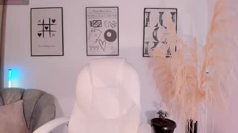 Snapshot of niaevans_x chatting on 11.10.25 Nia online show from 11.10.25