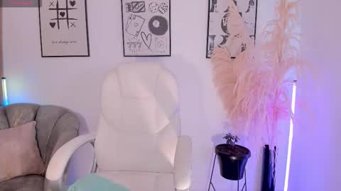 Snapshot of niaevans_x chatting on 11.11.25 Nia online show from 11.11.25