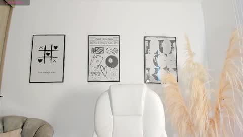 Snapshot of niaevans_x chatting on 11.18.25 Nia online show from 11.18.25