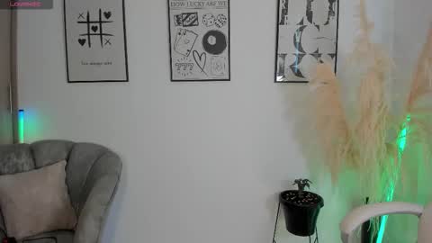 Snapshot of niaevans_x chatting on 11.19.25 Nia online show from 11.19.25