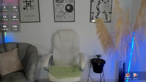 Snapshot of niaevans_x chatting on 12.01.25 Nia online show from 12.01.25