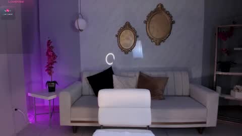 Snapshot of niaholland chatting on 02.25.25 SQUIRTER DOLL online show from 02.25.25