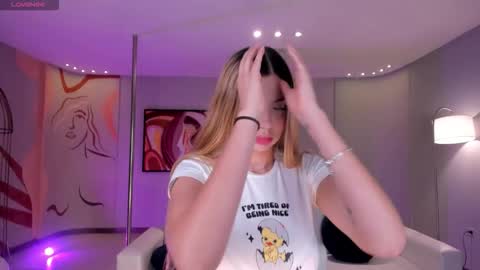 Snapshot of niaholland chatting on 12.20.25 SQUIRTER DOLL online show from 12.20.25