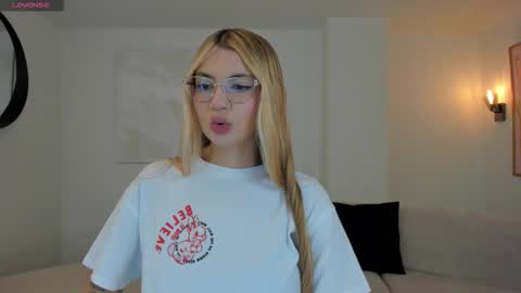 Snapshot of niaholland chatting on 02.08.26 SQUIRTER DOLL online show from 02.08.26