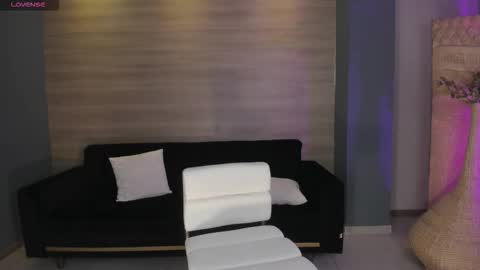 Snapshot of niaholland chatting on 02.24.26 SQUIRTER DOLL online show from 02.24.26