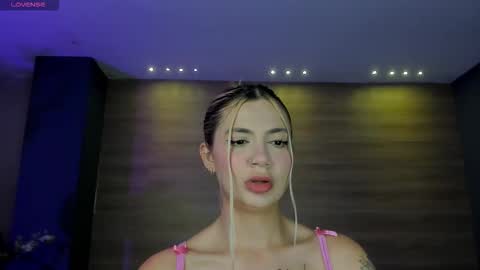 Snapshot of niaholland chatting on 02.27.26 SQUIRTER DOLL online show from 02.27.26