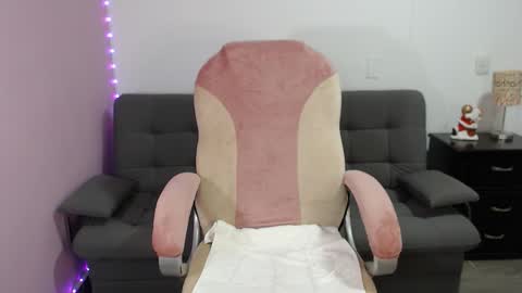 nicole Storm online show from 11.23.25