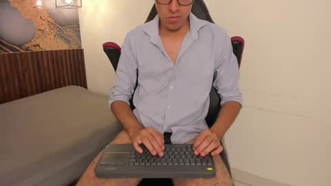 Snapshot of nicolasfine chatting on 12.01.25 nicolasfine online show from 12.01.25