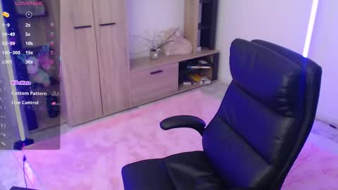 Snapshot of nicole___19 chatting on 11.17.25 Nico online show from 11.17.25