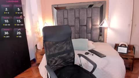 Snapshot of nicole_whitee chatting on 09.22.25 N A T A L I A online show from 09.22.25