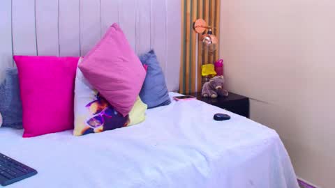 N i c o l e  online show from 01.27.25