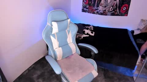 Nicol independent model online show from 02.25.25