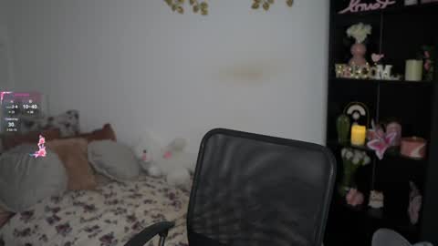 nicolette__shea_ online show from 12.11.24