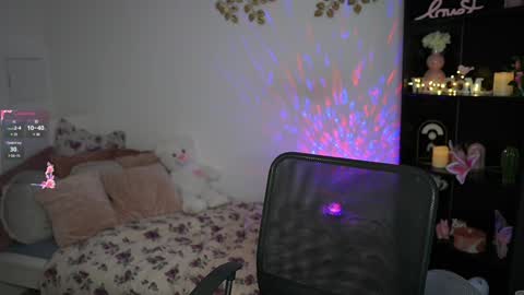 nicolette__shea_ online show from 01.25.25