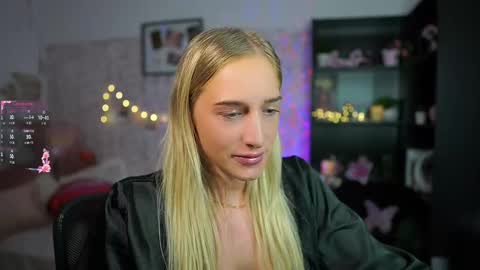 nicolette__shea_ online show from 02.14.25