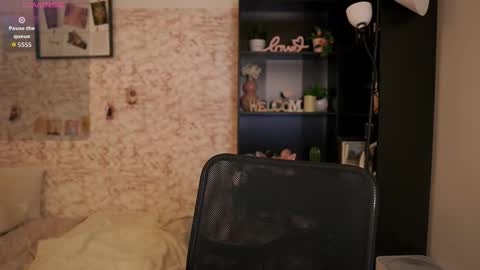 nicolette__shea_ online show from 09.30.25