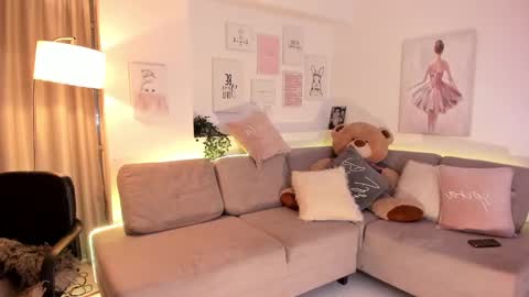 Nicolle online show from 02.13.25