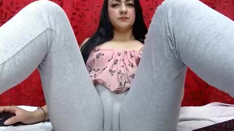 Snapshot of nicolleowens chatting on 12.20.25 NICOLLE online show from 12.20.25