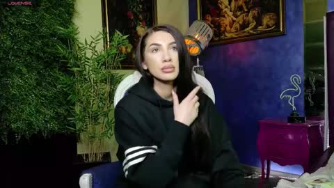 Nicolle online show from 11.19.25