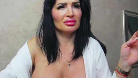 Snapshot of nicollereyn chatting on 01.16.25 Nicolle online show from 01.16.25