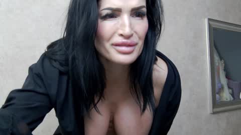 Snapshot of nicollereyn chatting on 01.26.25 Nicolle online show from 01.26.25