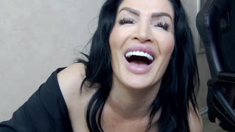 Snapshot of nicollereyn chatting on 01.29.25 Nicolle online show from 01.29.25