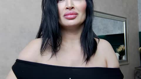 Snapshot of nicollereyn chatting on 02.14.25 Nicolle online show from 02.14.25