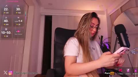 Snapshot of nicollet_ chatting on 09.20.25 Nicollet online show from 09.20.25