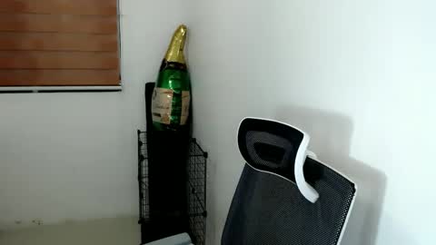 Snapshot of nicollete_snow chatting on 01.14.25 NIC 333 online show from 01.14.25